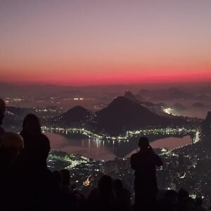 Vista do nascer do sol no morro dois irmãos