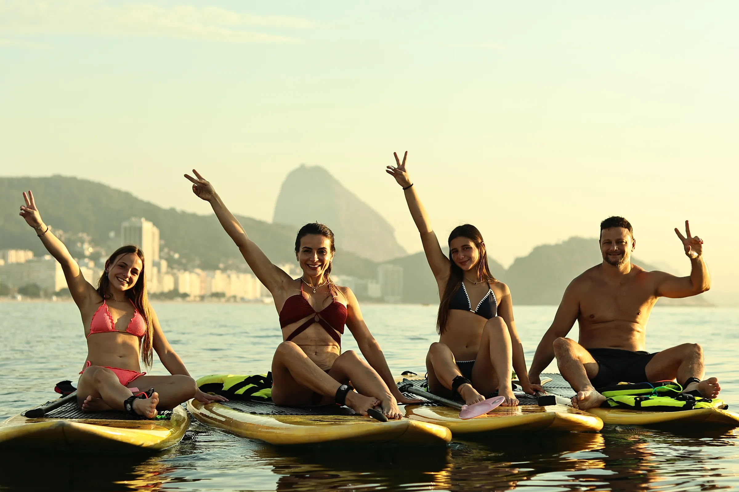 Stand up paddle Copacabana com o Gladiadores SUP: diversão em grupo, conexão e momentos inesquecíveis no mar.