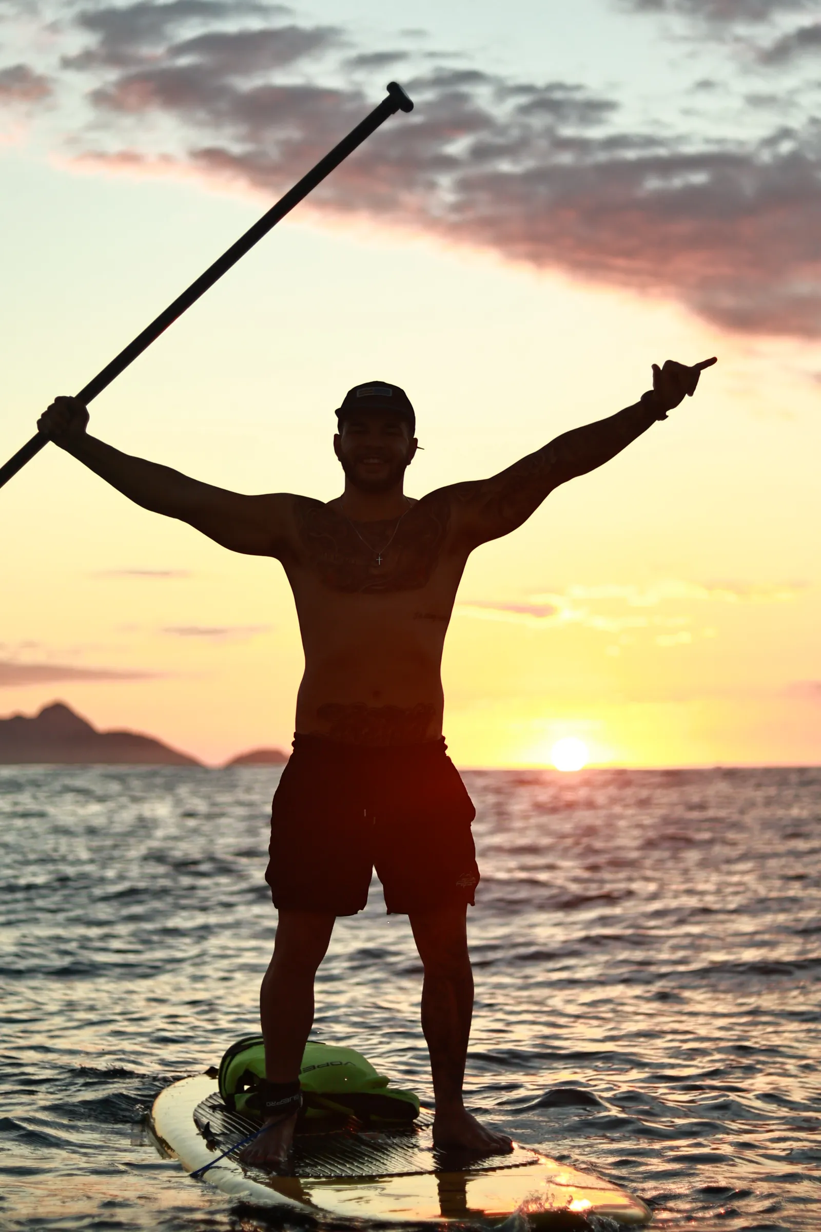 Vivendo o stand up paddle Copacabana com o Gladiadores SUP ao pôr do sol, equilíbrio, liberdade e uma experiência única no mar.