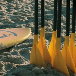 Prancha e remos preparados para aula de stand up paddle Copacabana com a equipe Gladiadores SUP.