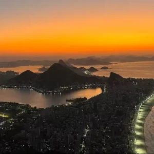 Amanhecer visto da trilha Dois Irmãos, com visual incrível de Copacabana, perfeito para quem curte stand up paddle Copacabana com a Gladiadores SUP.