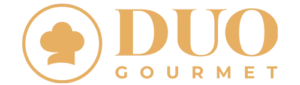 Logotipo do Duo Gourmet, aplicativo que oferece benef&iacute;cios de "compre um prato e ganhe outro" nos melhores restaurantes do Brasil. A inclus&atilde;o deste elemento no site da Gladiadores SUP destaca parcerias estrat&eacute;gicas que visam oferecer uma experi&ecirc;ncia completa de lazer e gastronomia aos alunos e turistas no Rio de Janeiro.